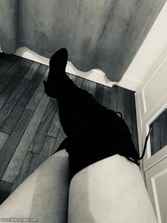 …sur ses jambes…