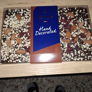 Pour ceux qui passent voir ma femme du chocolat noir de chez leonidas lui fait très plaisir 
