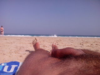 Je prends le soleil sur la plage de Fuerteventura aux îles Canaries.
