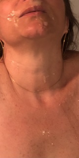 Une belle ejac faciale …plein les yeux le nez la bouche … j’adore être honorée comme une ...